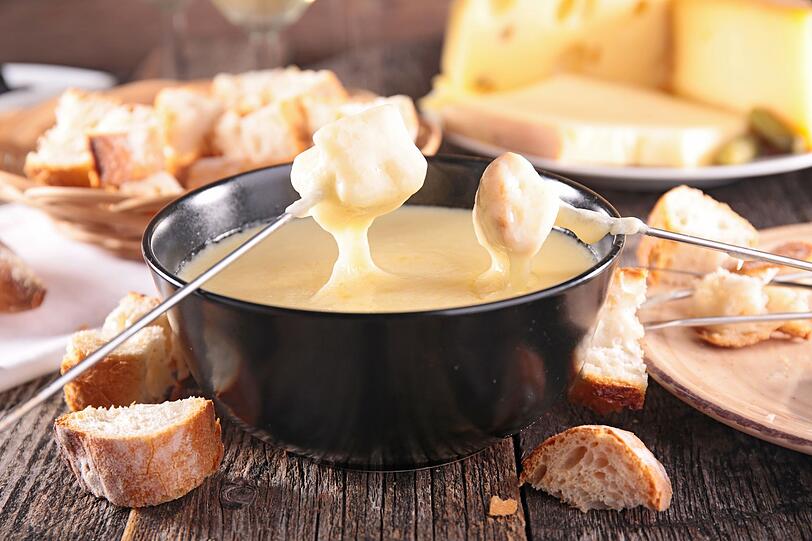 Fertigprodukte wie K&auml;se-Fondue, Bratenso&szlig;e oder Zwiebelsuppe sind f&uuml;r Schwangere eher nicht geeignet: H&auml;ufig werden diesen Produkten Branntweine beigemischt, die meist auch beim Erhitzen nicht vollst&auml;ndig verkochen.