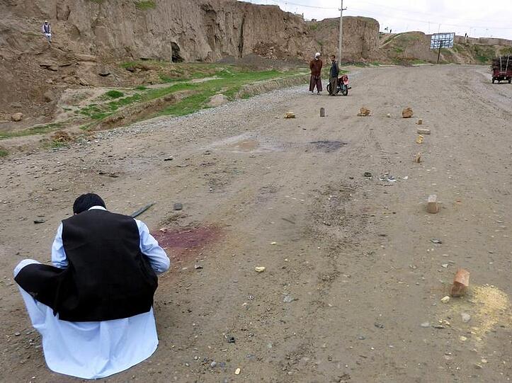 Anwohner betrachten den Ort, an dem Bundeswehrsoldaten versehentlich afghanische Sicherheitskräfte getötet haben.