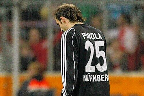 Der Mann weiß ganz genau, was er verbockt hat: Javier Pinola, als Hitzkopf bekannt, schleicht nach seinem Ausraster gegen Bayern-Kapitän Bastian Schweinsteiger geknickt vom Platz.