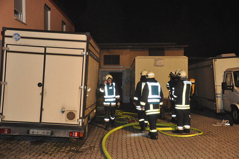 Altötting - Am Dienstagabend entzündete sich im Keller einer Metzgerei in der Mühldorfer Straße ein Feuer. Die Feuerwehr konnte das Feuer schnell unter Kontrolle bringen. Die Schadenshöhe ist noch unklar. Es gab keine Verletzten.