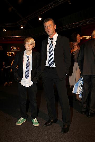 Weihnachtsfeier der Löwen im Deutschen Theater - Sportdirektor Florian Hinterberger mit Sohn Felix