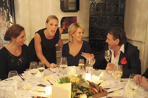Zum Ladies-Dinner der Parfümeriekette "Douglas" fanden sich ein (v.l.n.r.): Lola Paltinger, Stefanie Flötgen, Monica Ivancan, Jean Luc Trognon, . . .