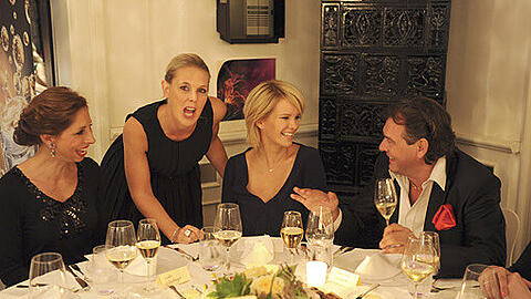 Zum Ladies-Dinner der Parfümeriekette "Douglas" fanden sich ein (v.l.n.r.): Lola Paltinger, Stefanie Flötgen, Monica Ivancan, Jean Luc Trognon, . . .