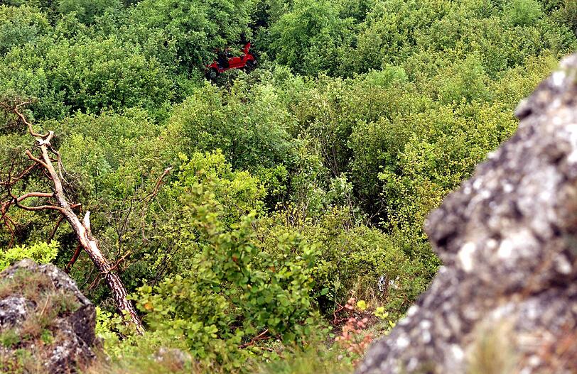 Eine 40 Jahre alte Autofahrerin ist am Staffelberg in Oberfranken von einer Steilkante 50 Meter in die Tiefe gestürzt. Sie blieb "so gut wie unverletzt" und ließ ihr stark demoliertes Fahrzeug einfach stehen.