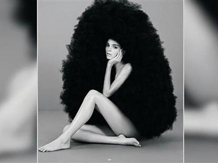 Video: Kendall Jenner nackt in Riesenperücke