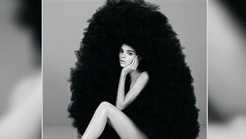 Video: Kendall Jenner nackt in Riesenperücke Video: Kendall Jenner nackt in Riesenperücke