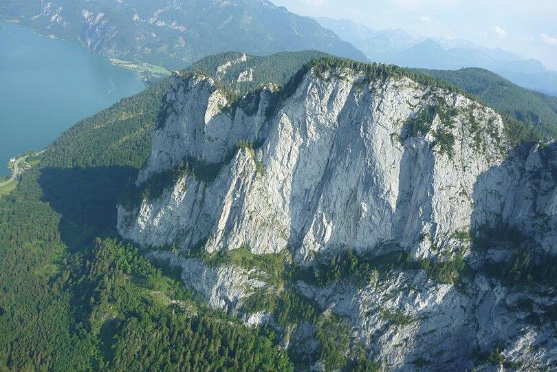 Ein 47-jähriger Straubinger ist an der Drachenwand 250 Meter tief gestürzt und hat sich dabei tödliche Verletzungen zugezogen.