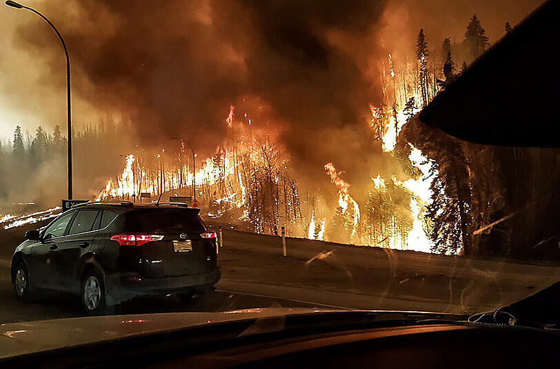 Die Waldbrände in der kanadischen Provinz Alberta breiten sich immer mehr aus. Den Behörden zufolge, sind sieben der 49 Brände außer Kontrolle. Sehen Sie hier die dramatischen Ausmaße des Flammenmeeres.
