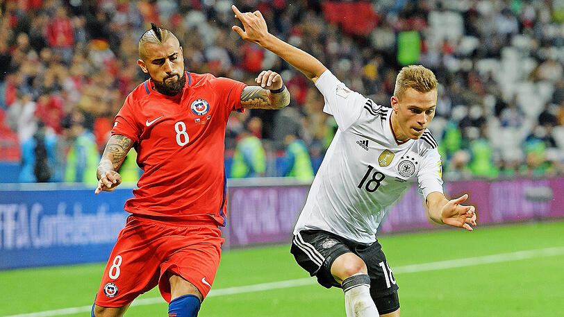 Kampf der Teamkollegen: Joshua Kimmich (r.) trifft im Confed-Cup-Finale auf seinen bayerischen Mitspieler Arturo Vidal und Chile.