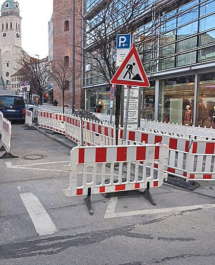 Schilderwahnsinn mitten in der Stadt.