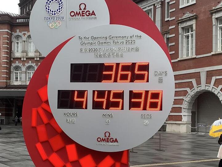 Angehalten: Der Olympia-Countdown Uhr vor dem Zentralbahnhof in Tokio.
