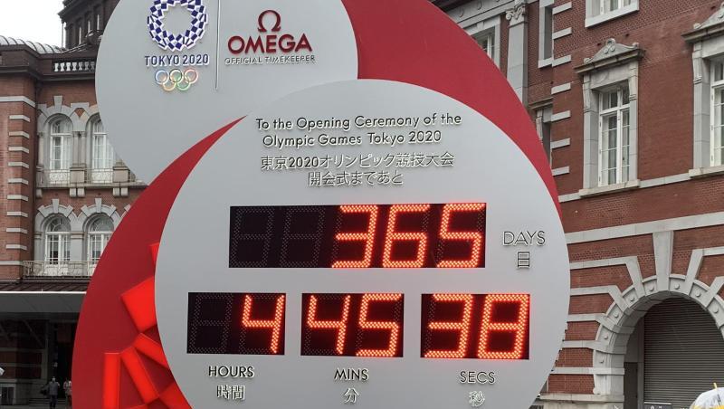 Angehalten: Der Olympia-Countdown Uhr vor dem Zentralbahnhof in Tokio. Angehalten: Der Olympia-Countdown Uhr vor dem Zentralbahnhof in Tokio.