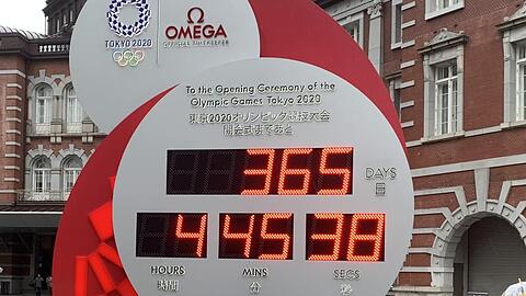 Angehalten: Der Olympia-Countdown Uhr vor dem Zentralbahnhof in Tokio.
