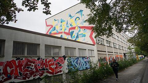 Die Zschokkestraße 36 in Laim wird derzeit von Künstlern zwischengenutzt. Bis 2025 soll auf dem Gelände des ehemaligen Straßenbahnbetriebshofs ein neues Quartier entstehen.