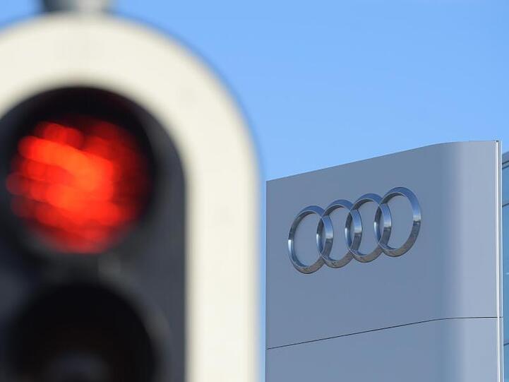 Eine Ampel leuchtet vor der Konzernzentrale des Autoherstellers Audi rot. Foto: Stefan Puchner/Archiv