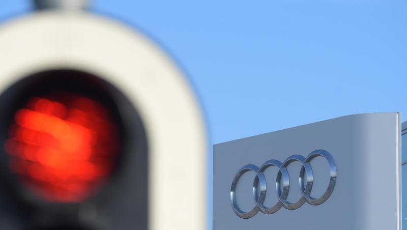 Eine Ampel leuchtet vor der Konzernzentrale des Autoherstellers Audi rot. Foto: Stefan Puchner/Archiv Eine Ampel leuchtet vor der Konzernzentrale des Autoherstellers Audi rot. Foto: Stefan Puchner/Archiv