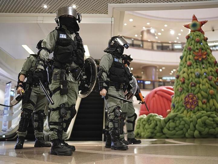Unruhiger Heiligabend: Polizisten schützen ein Einkaufszentrum.