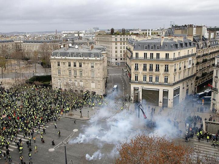 Tränengaseinsatz gegen "Gelbwesten" in Paris.