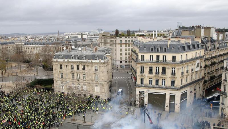 Tränengaseinsatz gegen "Gelbwesten" in Paris. Tränengaseinsatz gegen "Gelbwesten" in Paris.