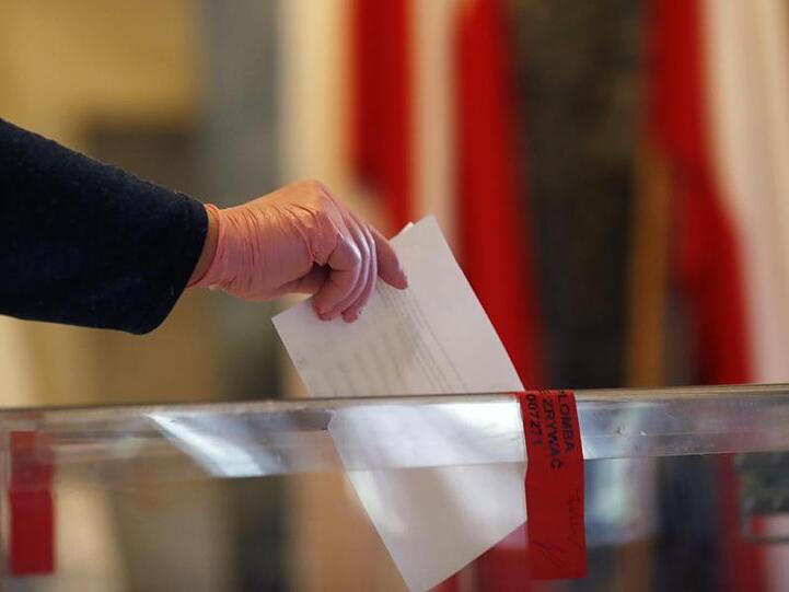 Stimmabgabe in einem Wahllokal in Warschau.