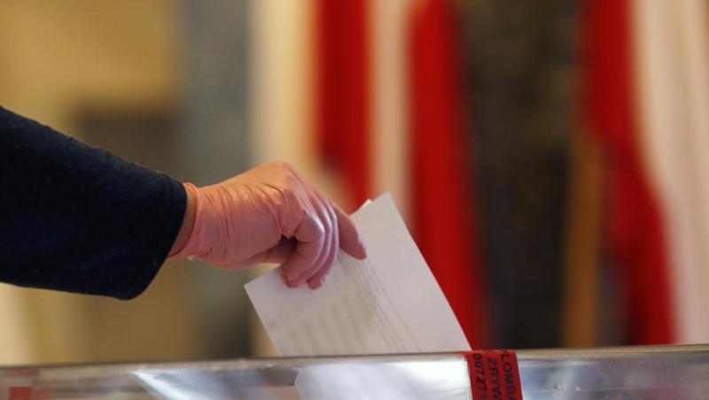 Stimmabgabe in einem Wahllokal in Warschau. Stimmabgabe in einem Wahllokal in Warschau.