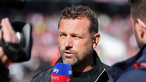 Trainer Markus Weinzierl spricht.