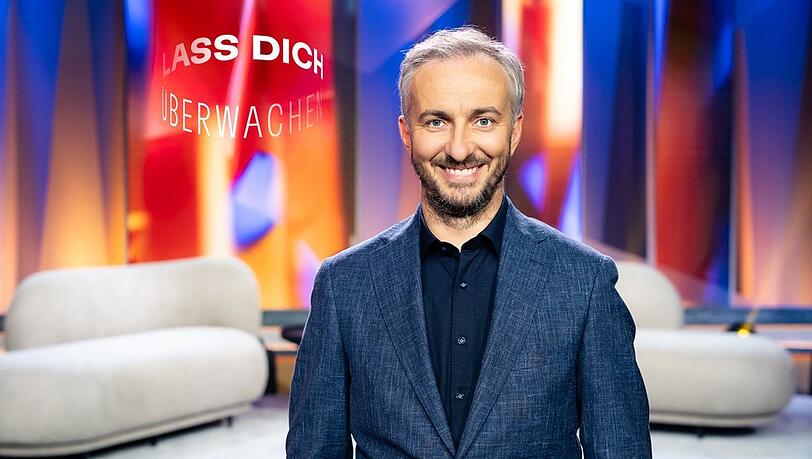 Jan Böhmermann durchforstet bei "Lass dich überwachen!" die digitale Vergangenheit seiner Studiogäste.