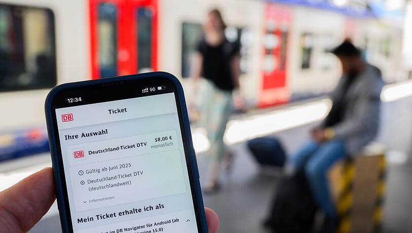 Nutzerinnen und Nutzer müssen sich ab 2029 auf einen deutlich höheren Preis beim Deutschlandticket einstellen. (Symbolbild)