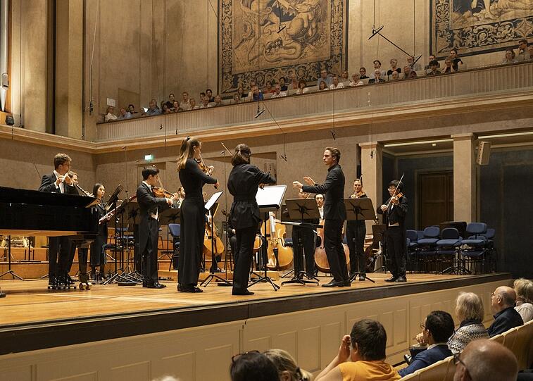 Der Dirigent Sasha Scolnik-Brower mit den Akademisten des BR-Symphonieorchesters im Herkulessaal.