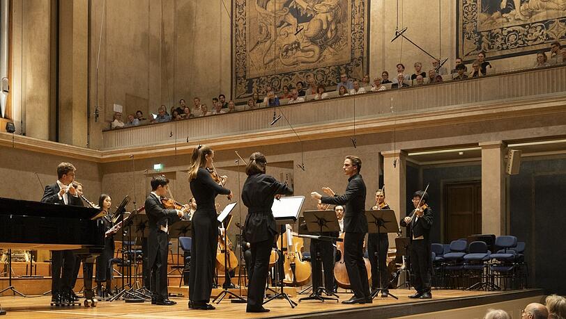 Der Dirigent Sasha Scolnik-Brower mit den Akademisten des BR-Symphonieorchesters im Herkulessaal. Der Dirigent Sasha Scolnik-Brower mit den Akademisten des BR-Symphonieorchesters im Herkulessaal.