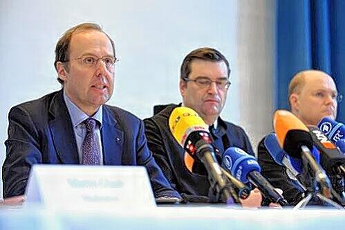 Damals noch an einem Tisch (v. l.): Rechtsanwalt Thomas Pfister, externer Ermittler der Missbrauchsfälle, Pater Johannes Bauer, Vertreter des Klosters Ettal, und Generalvikar Peter Beer von der Erzdiözese München und Freising bei einer Pressekonferenz am 5. März.