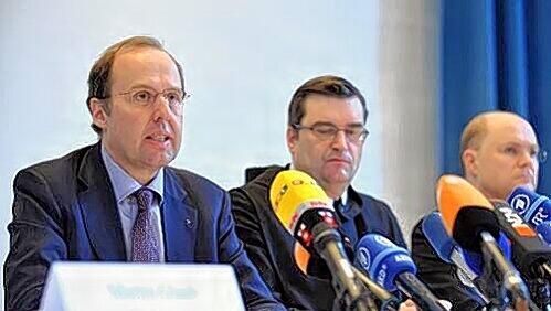 Damals noch an einem Tisch (v. l.): Rechtsanwalt Thomas Pfister, externer Ermittler der Missbrauchsfälle, Pater Johannes Bauer, Vertreter des Klosters Ettal, und Generalvikar Peter Beer von der Erzdiözese München und Freising bei einer Pressekonferenz am 5. März. Damals noch an einem Tisch (v. l.): Rechtsanwalt Thomas Pfister, externer Ermittler der Missbrauchsfälle, Pater Johannes Bauer, Vertreter des Klosters Ettal, und Generalvikar Peter Beer von der Erzdiözese München und Freising bei einer Pressekonferenz am 5. März.