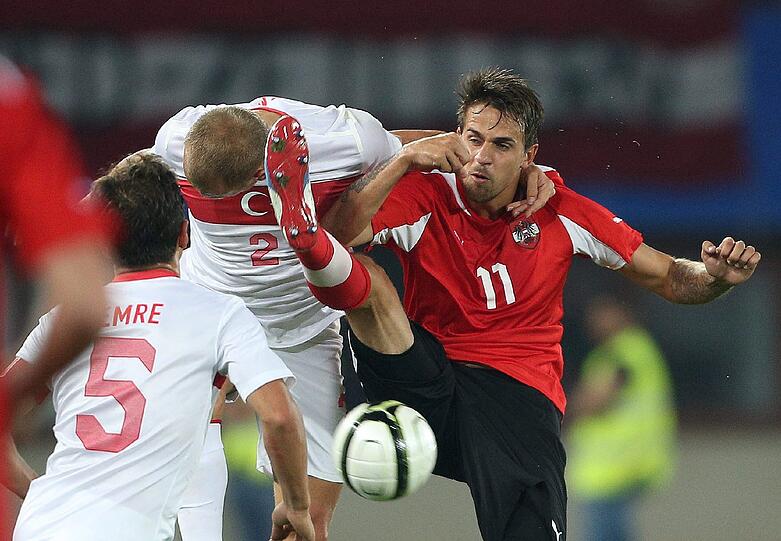 Die österreichische Fußball-Nationalmannschaft ist
am Mittwoch in Wien zu einem 2:0 (2:0)-Testspielsieg gegen die
Türkei gekommen. Veli Kavlak (2. Minute) und Andreas Ivanschitz vom
FSV Mainz per Elfmeter (6.) sorgten schon früh für die
entscheidenden Tore zugunsten der Österreicher.
