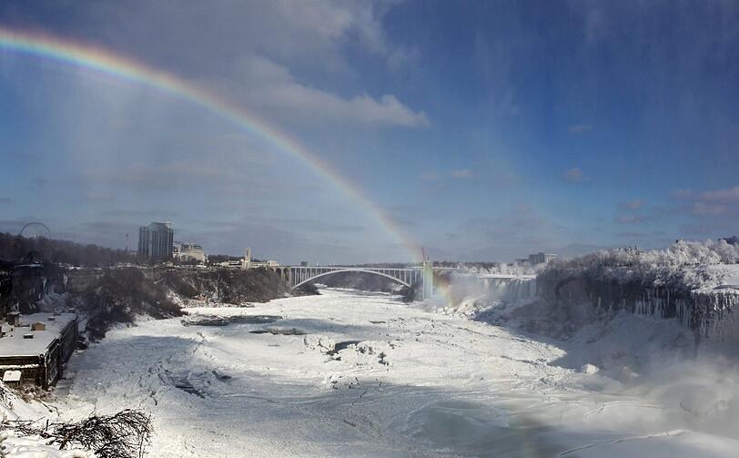 Die Niagarafälle im Schnee: Der riesige Wasserfall, der im Osten die Grenze zwischen den USA und Kanada markiert, ist bei eisigen Temperaturen verschneit und teils zugefroren. Die irren Bilder!