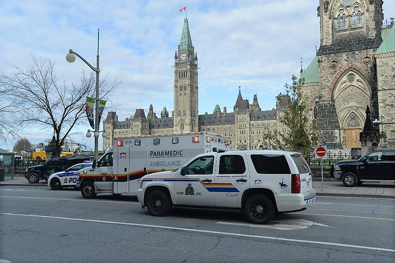 In Ottawa hat ein Mann das Parlament mit einem Gewehr angegriffen. Zuvor war ein Soldat am Weltkriegsdenkmal niedergeschossen worden.