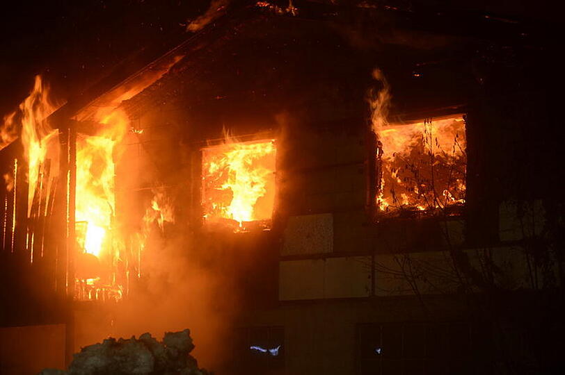 Brand in Obing: In einer Schreinerei war Feuer ausgebrochen. 200 Feuerwehrler kämpften gegen die Flammen. Das Gebäude brannte nieder.