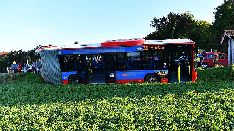 Bei dem Unfall mit einem Schulbus wurde ein Schüler leicht verletzt.