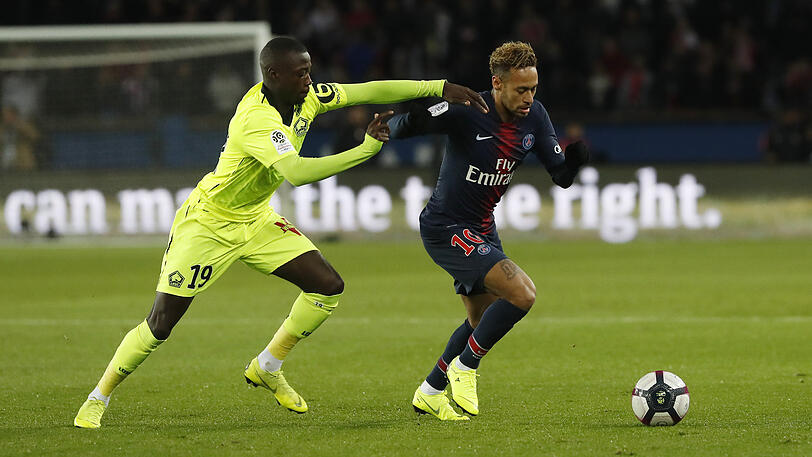 Nicolas Pépé (l.) vom OSC Lille, hier im Duell mit PSG-Star Neymar, wird als Wunschspieler des FC Bayern gehandelt.