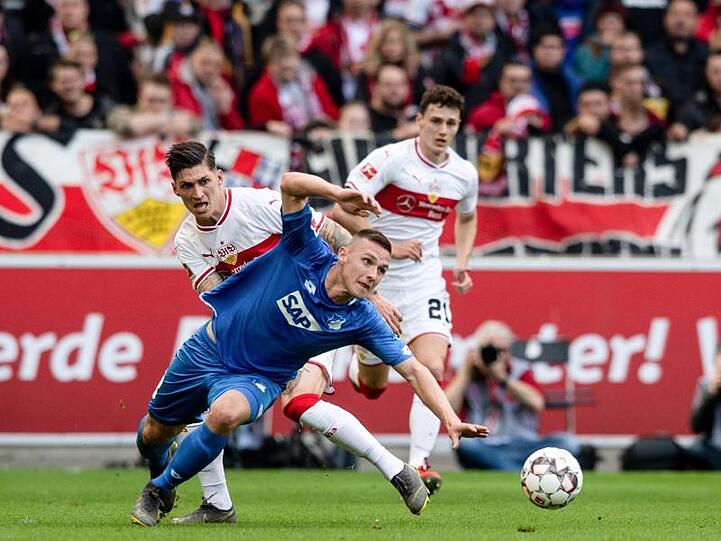 Stuttgarts Steven Zuber (l) holt im Zweikampf Hoffenheims Andrej Kramaric von den Beinen.