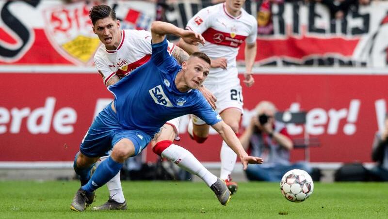 Stuttgarts Steven Zuber (l) holt im Zweikampf Hoffenheims Andrej Kramaric von den Beinen.