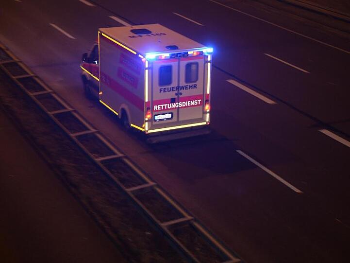 Ein Krankenwagen fährt in der Nacht. Foto: Felix Hörhager/Archivbild
