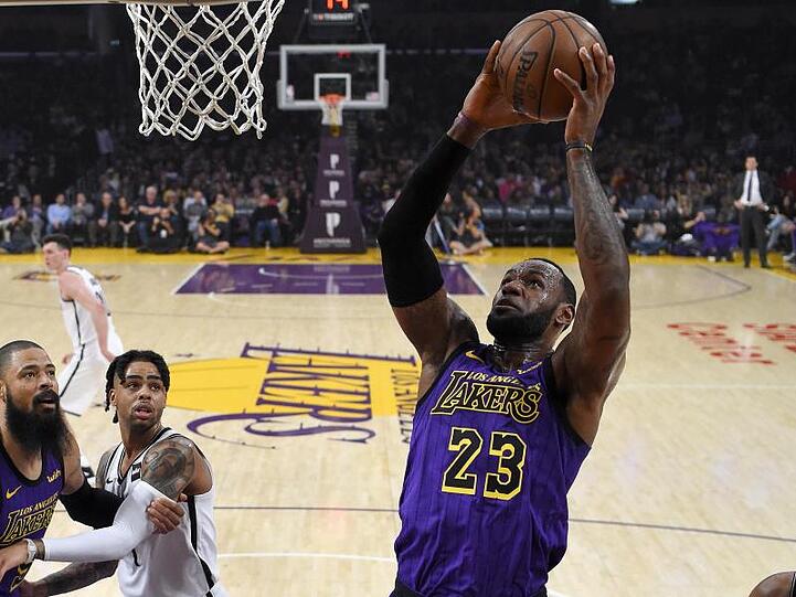 Eigentlich unvorstellbar: Die NBA-Playoffs werden ohne LeBron James (r) stattfinden.