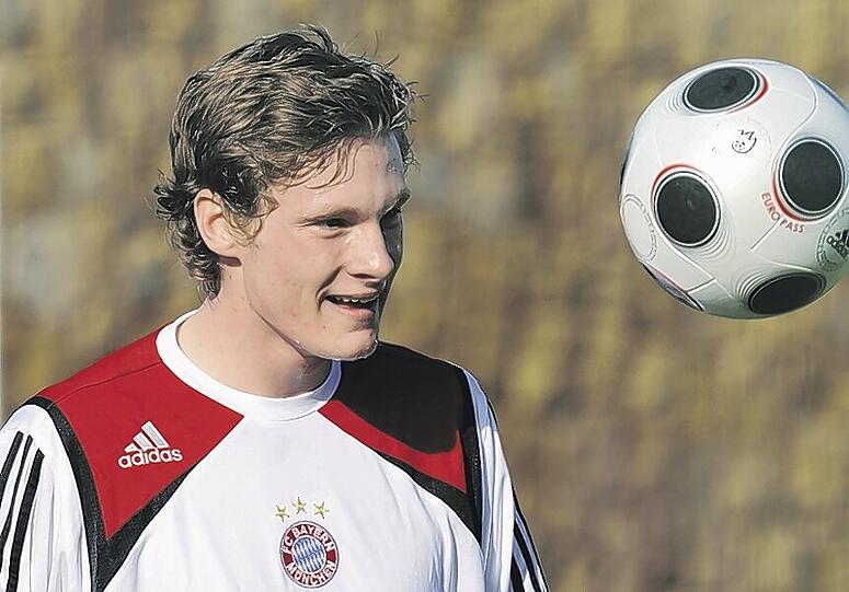 Marcell Jansen zieht das Bayern-Trikot aus, der Verteidiger unterschreibt heute beim HSV.