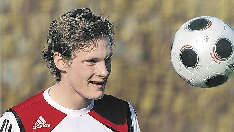 Marcell Jansen zieht das Bayern-Trikot aus, der Verteidiger unterschreibt heute beim HSV. Marcell Jansen zieht das Bayern-Trikot aus, der Verteidiger unterschreibt heute beim HSV.