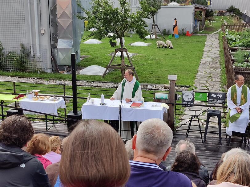 Ein improvisierter Altar steht vor einer urbanen Kran-Kulisse. Dass Pfarrer Schießler ein Fan des Unkonventionellen ist, ist wohl bekannt. Ein improvisierter Altar steht vor einer urbanen Kran-Kulisse. Dass Pfarrer Schießler ein Fan des Unkonventionellen ist, ist wohl bekannt.