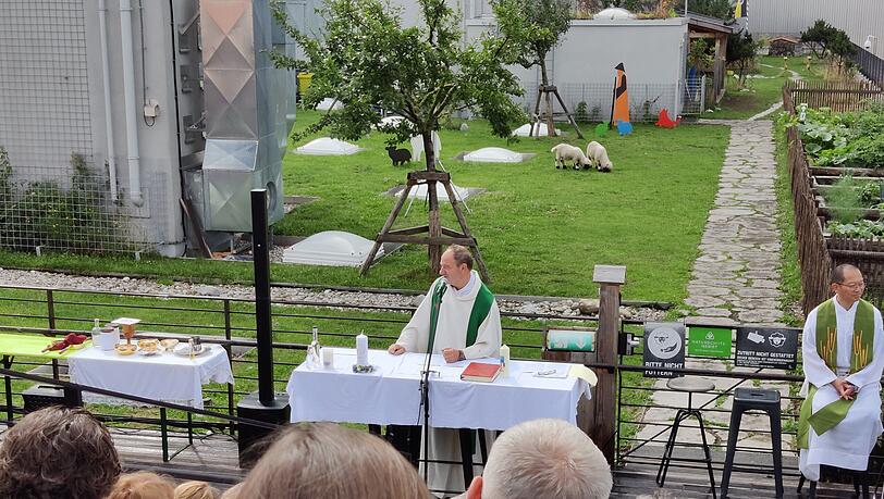 Ein improvisierter Altar steht vor einer urbanen Kran-Kulisse. Dass Pfarrer Schießler ein Fan des Unkonventionellen ist, ist wohl bekannt. Ein improvisierter Altar steht vor einer urbanen Kran-Kulisse. Dass Pfarrer Schießler ein Fan des Unkonventionellen ist, ist wohl bekannt.
