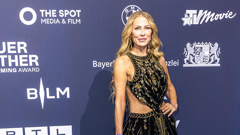 Reality-Sternchen und Schauspielerin Jenny Elvers (53) begeisterte auf dem Blauen Teppich mit einer bodenlangen schwarz-goldenen Samt-Robe. Reality-Sternchen und Schauspielerin Jenny Elvers (53) begeisterte auf dem Blauen Teppich mit einer bodenlangen schwarz-goldenen Samt-Robe.