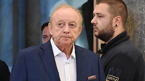 Alfons Schuhbeck ist wegen Betrugs mit Coronahilfen und Insolvenzverschleppung zu Gesamtfreiheitsstrafe von vier Jahren und drei Monaten verurteilt worden.