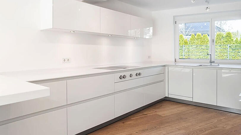 Eine Designer-Einbauk&uuml;che geh&ouml;rt zur luxuri&ouml;sen Ausstattung der Villa.