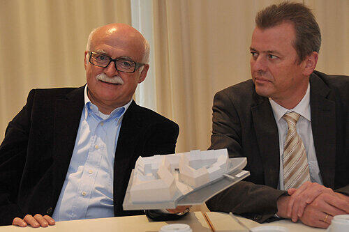 Gerd Schmelzer (links) und OB Ulrich Maly bei der Augustinerhof-Präsentation. Ihn möchte man im Rathaus nicht verprellen.